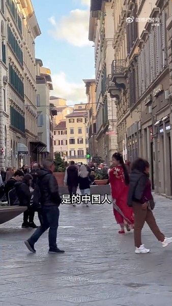 华人女子穿汉服逛走意大利街头，竟惹来同胞嘲讽，当地人反应如何？（视频/组图） - 4