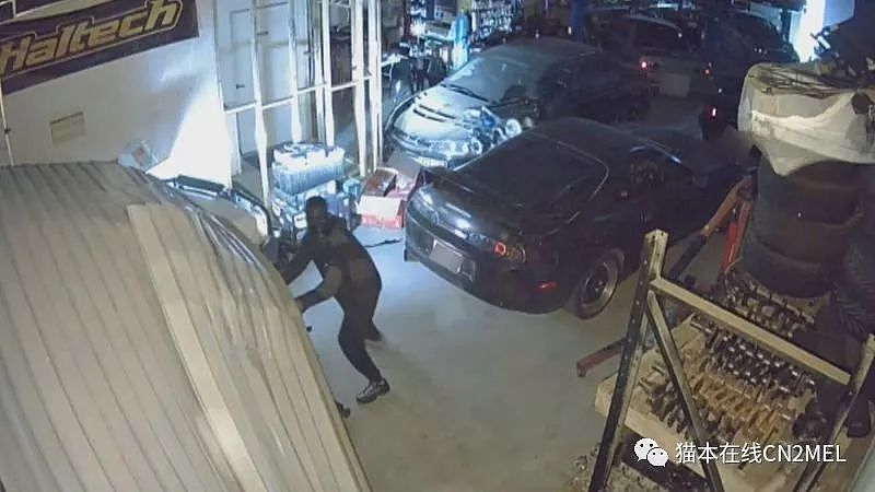 墨尔本三名窃贼开车撞门盗窃，偷了价值$16万的发动机，一贼还戴着鱿鱼游戏面具（视频）（组图） - 2