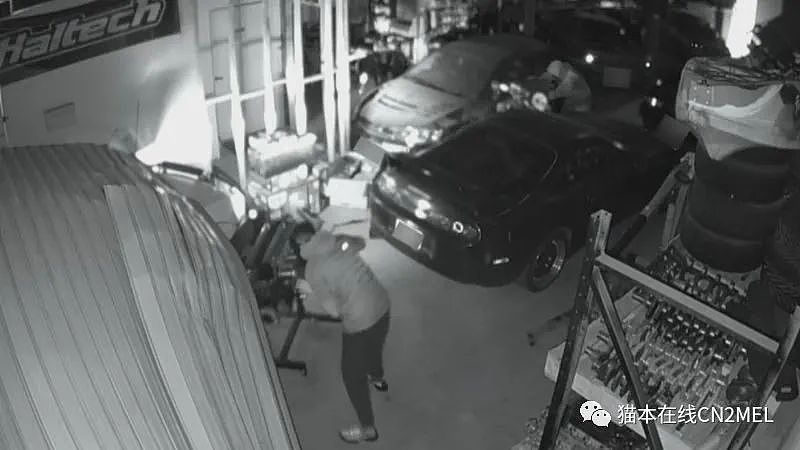 墨尔本三名窃贼开车撞门盗窃，偷了价值$16万的发动机，一贼还戴着鱿鱼游戏面具（视频）（组图） - 3