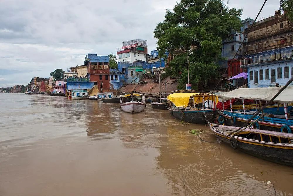 印度恒河再被有毒泡沫覆盖，冒刺鼻气味，但村民们依旧用河水沐浴饮用？！（组图） - 12