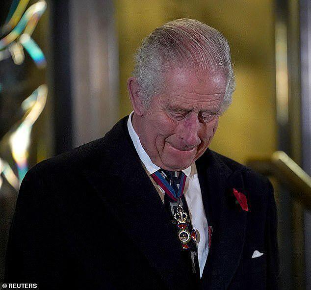 英国王室久违同框，凯特戴女王的珍珠项链，查尔斯看母亲铜像落泪（组图） - 8