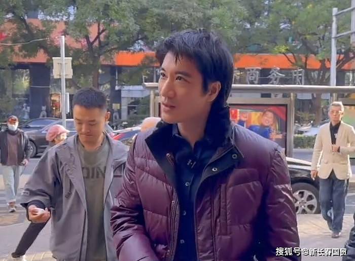 王力宏现身北京，尝豆汁表情尴尬扭曲，全被录影（视频/组图） - 1
