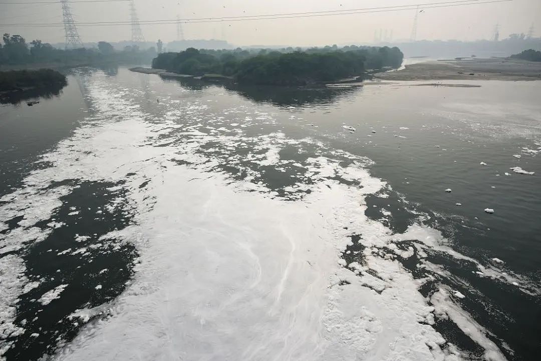 印度恒河再被有毒泡沫覆盖，冒刺鼻气味，但村民们依旧用河水沐浴饮用？！（组图） - 3