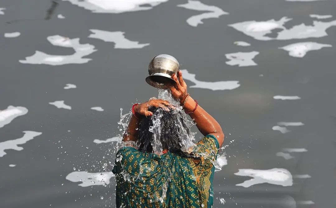 印度恒河再被有毒泡沫覆盖，冒刺鼻气味，但村民们依旧用河水沐浴饮用？！（组图） - 5