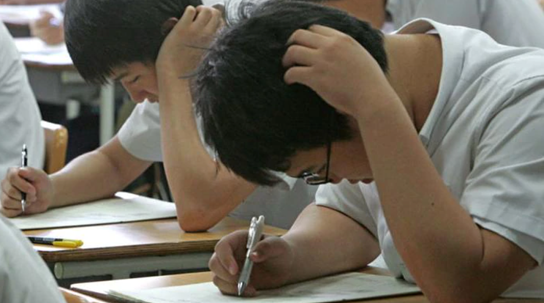 考生怒了！部分学校VCE中文考试发错考卷，下周考题在社交媒体大幅泄露，“还我们公平”！（组图） - 2