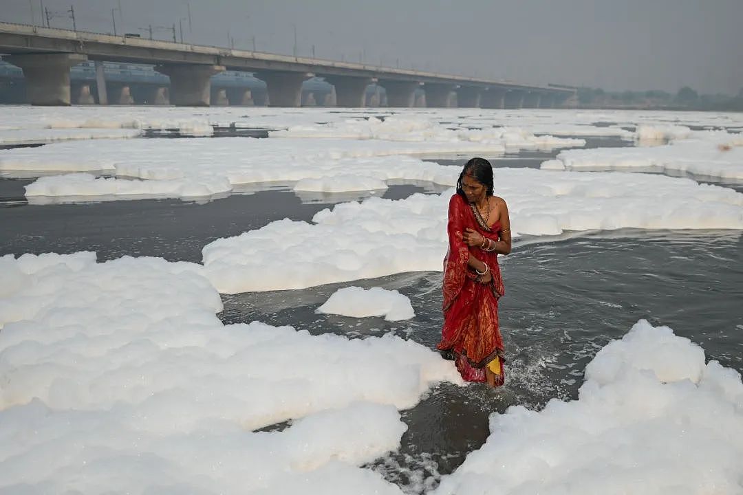 印度恒河再被有毒泡沫覆盖，冒刺鼻气味，但村民们依旧用河水沐浴饮用？！（组图） - 8