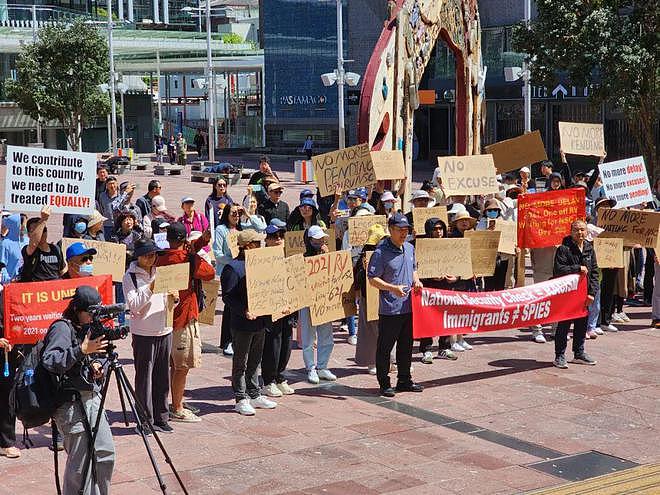 今天，上百名华人走上街头！他们喊话NZ政府：“移民申请应更透明、公平”（组图） - 7