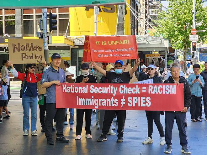 今天，上百名华人走上街头！他们喊话NZ政府：“移民申请应更透明、公平”（组图） - 4