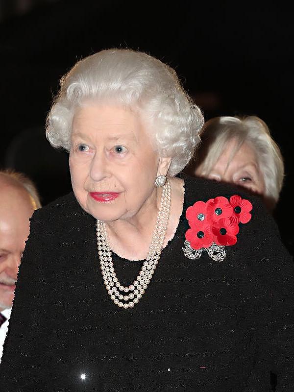 英国王室久违同框，凯特戴女王的珍珠项链，查尔斯看母亲铜像落泪（组图） - 3