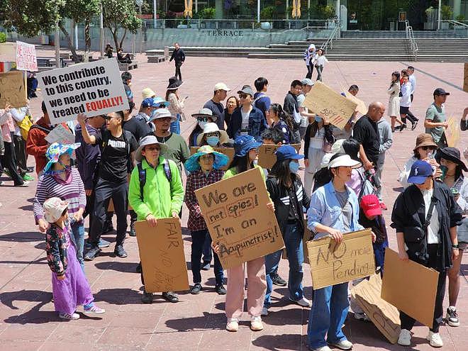 今天，上百名华人走上街头！他们喊话NZ政府：“移民申请应更透明、公平”（组图） - 18