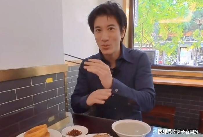 王力宏现身北京，尝豆汁表情尴尬扭曲，全被录影（视频/组图） - 4