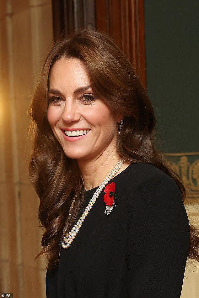 英国王室久违同框，凯特戴女王的珍珠项链，查尔斯看母亲铜像落泪（组图） - 2