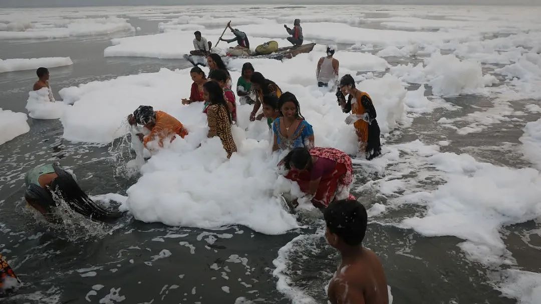 印度恒河再被有毒泡沫覆盖，冒刺鼻气味，但村民们依旧用河水沐浴饮用？！（组图） - 2