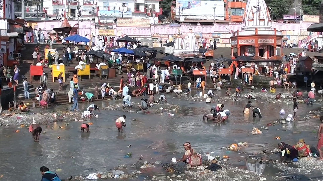 印度恒河再被有毒泡沫覆盖，冒刺鼻气味，但村民们依旧用河水沐浴饮用？！（组图） - 13