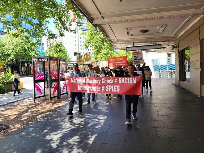 今天，上百名华人走上街头！他们喊话NZ政府：“移民申请应更透明、公平”（组图） - 8