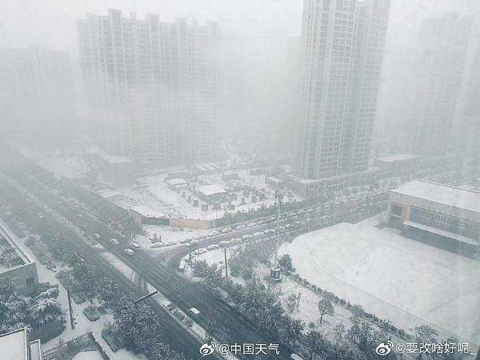 中国西安罕见“雷打雪”吓坏网友：想起疫情前的“凶兆”（组图） - 1