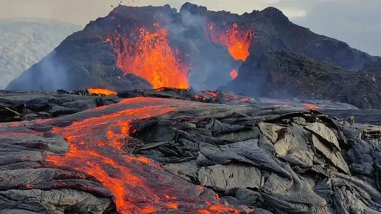 2天地震2200次！冰岛宣布进入紧急状态、数千人逃离家园！火山随时喷发（组图） - 13