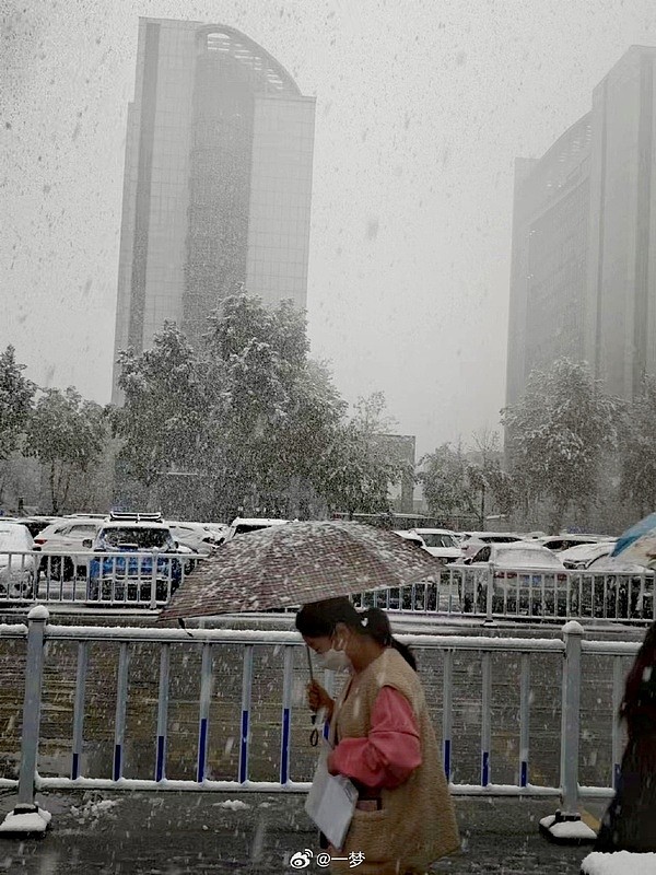 中国西安罕见“雷打雪”吓坏网友：想起疫情前的“凶兆”（组图） - 3