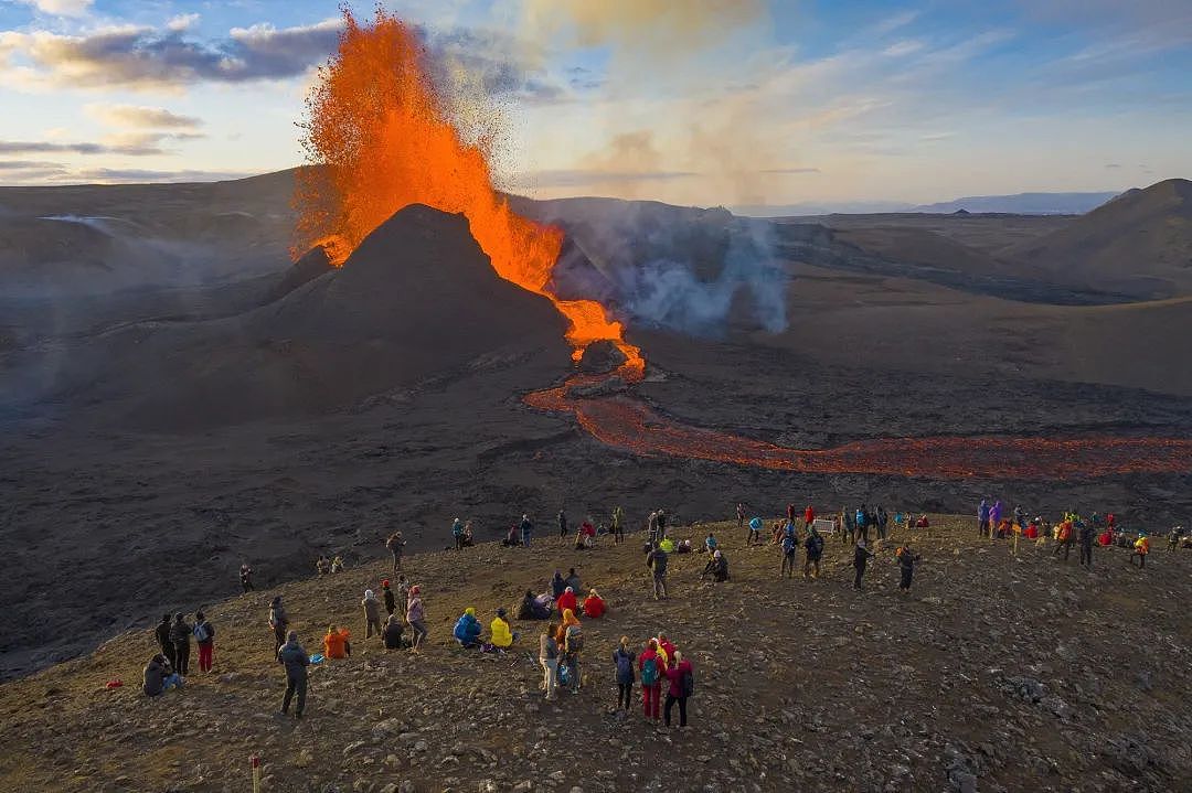 2天地震2200次！冰岛宣布进入紧急状态、数千人逃离家园！火山随时喷发（组图） - 14