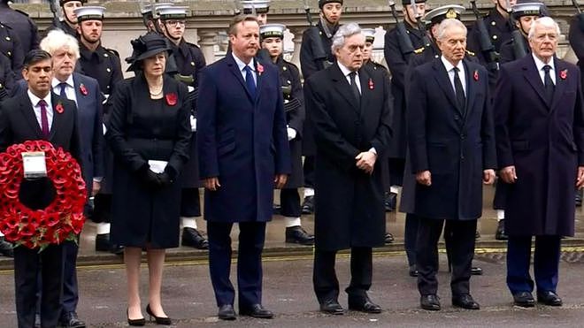 8任英首相一起出席纪念日活动，特拉斯却被从合照中裁掉，引热议（组图） - 2