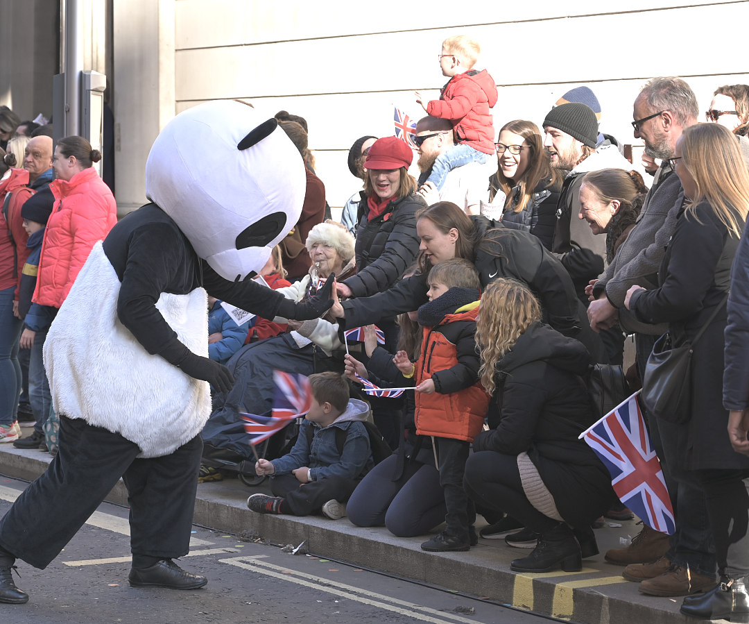 中国熊猫“杀“疯了！ 伦敦市长花车游行，万人齐聚尖叫，BBC：可爱，多点特写给熊猫（组图） - 28