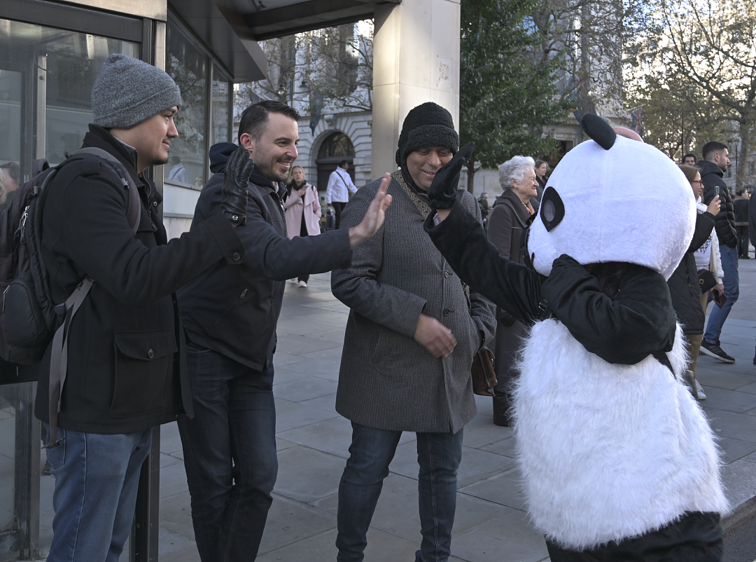 中国熊猫“杀“疯了！ 伦敦市长花车游行，万人齐聚尖叫，BBC：可爱，多点特写给熊猫（组图） - 30