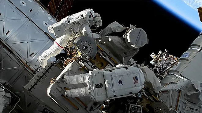 美太空人漫步搞丢工具包：它在太空漂，地球看得到（图） - 1