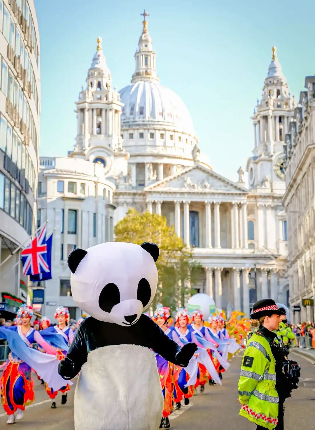 中国熊猫“杀“疯了！ 伦敦市长花车游行，万人齐聚尖叫，BBC：可爱，多点特写给熊猫（组图） - 20