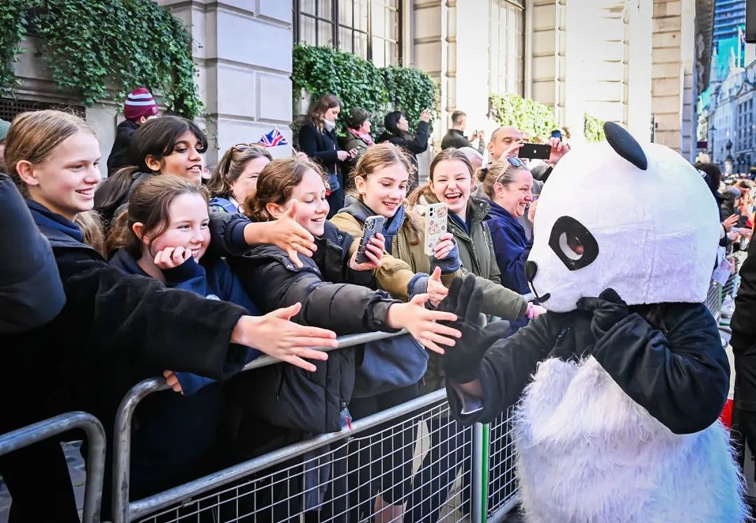 中国熊猫“杀“疯了！ 伦敦市长花车游行，万人齐聚尖叫，BBC：可爱，多点特写给熊猫（组图） - 23