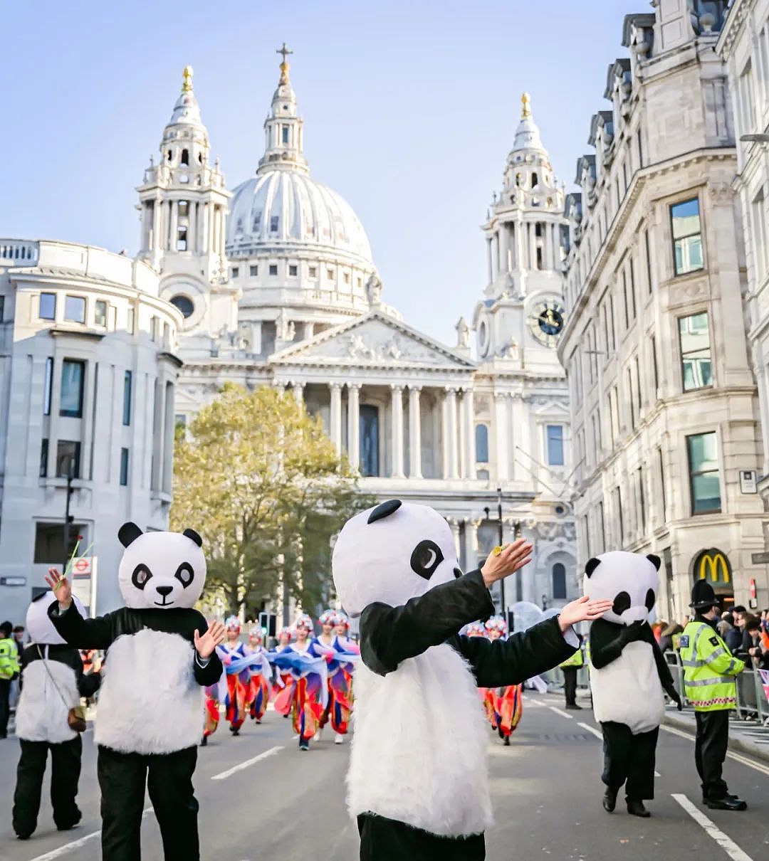 中国熊猫“杀“疯了！ 伦敦市长花车游行，万人齐聚尖叫，BBC：可爱，多点特写给熊猫（组图） - 16