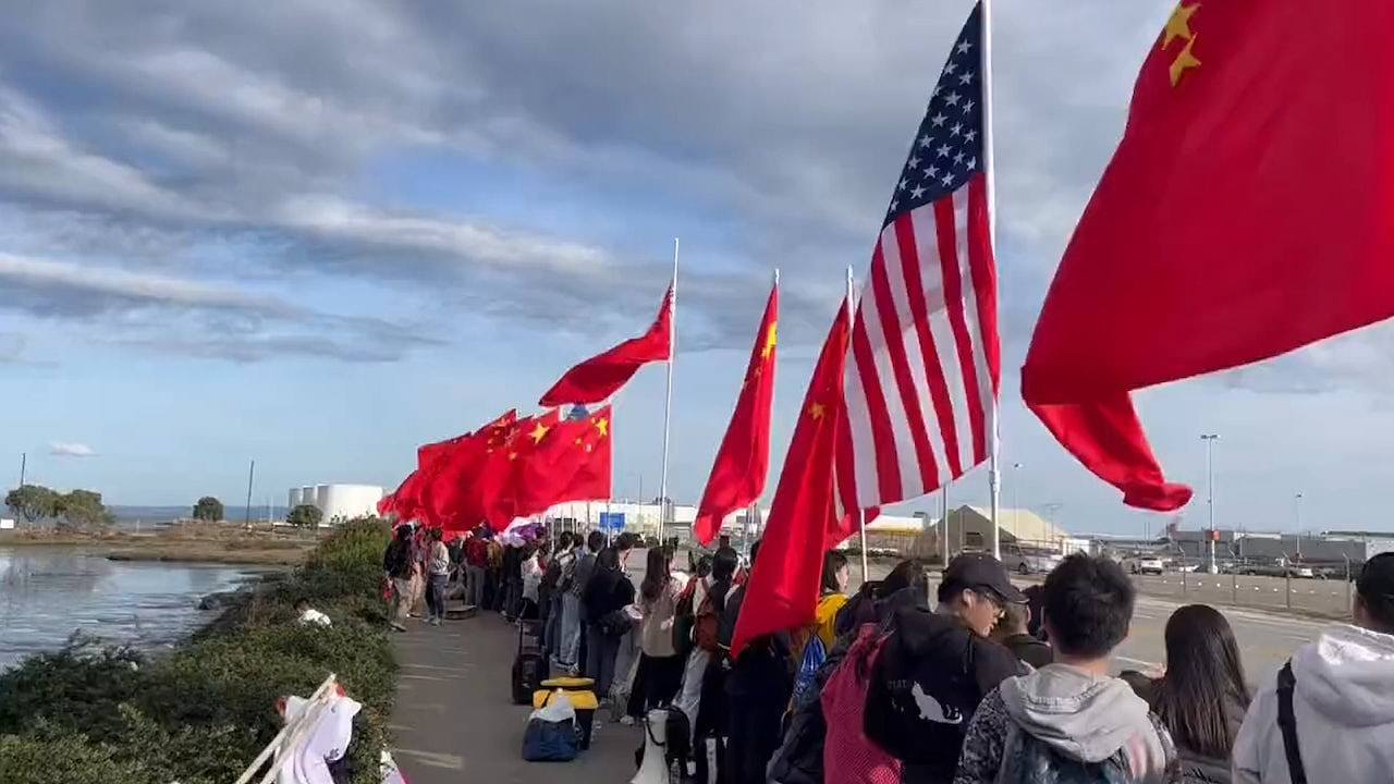 习近平抵美，旅居旧金山华人举横幅挥动中美国旗夹道迎接（组图） - 1