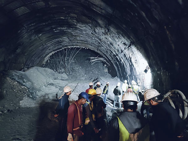 印度隧道坍塌“40工人受困”，重型机具开挖抢救（视频/组图） - 1