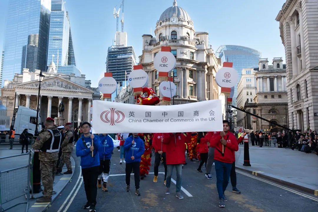 中国熊猫“杀“疯了！ 伦敦市长花车游行，万人齐聚尖叫，BBC：可爱，多点特写给熊猫（组图） - 12