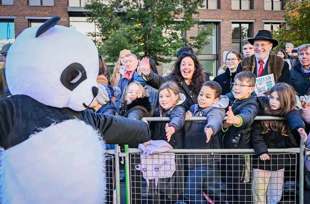 中国熊猫“杀“疯了！ 伦敦市长花车游行，万人齐聚尖叫，BBC：可爱，多点特写给熊猫（组图） - 22