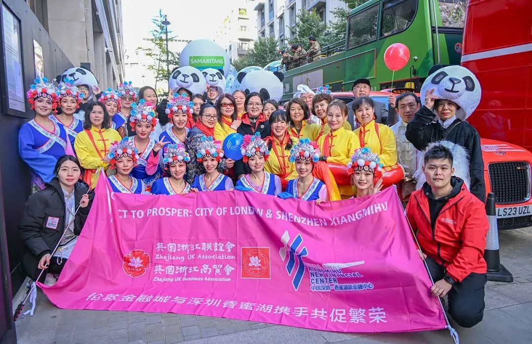 中国熊猫“杀“疯了！ 伦敦市长花车游行，万人齐聚尖叫，BBC：可爱，多点特写给熊猫（组图） - 34