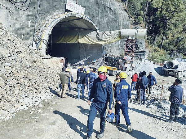 印度隧道坍塌“40工人受困”，重型机具开挖抢救（视频/组图） - 2