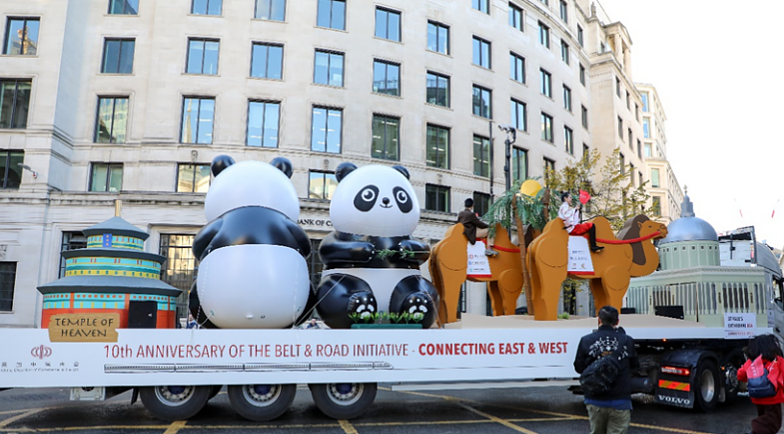 中国熊猫“杀“疯了！ 伦敦市长花车游行，万人齐聚尖叫，BBC：可爱，多点特写给熊猫（组图） - 11