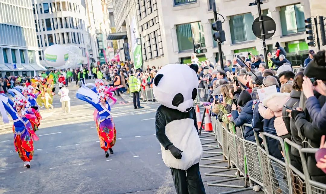 中国熊猫“杀“疯了！ 伦敦市长花车游行，万人齐聚尖叫，BBC：可爱，多点特写给熊猫（组图） - 24