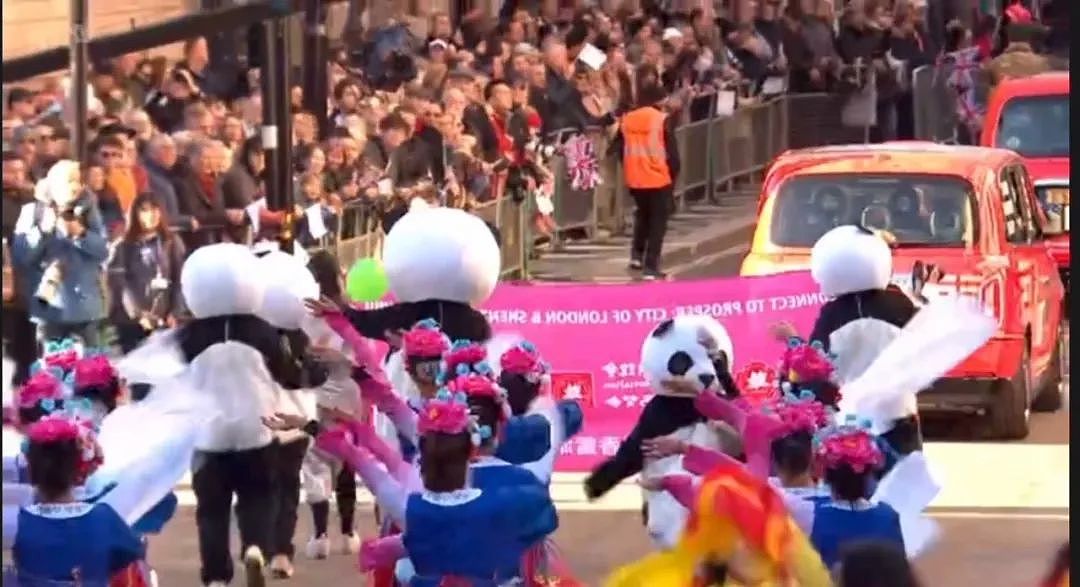 中国熊猫“杀“疯了！ 伦敦市长花车游行，万人齐聚尖叫，BBC：可爱，多点特写给熊猫（组图） - 33