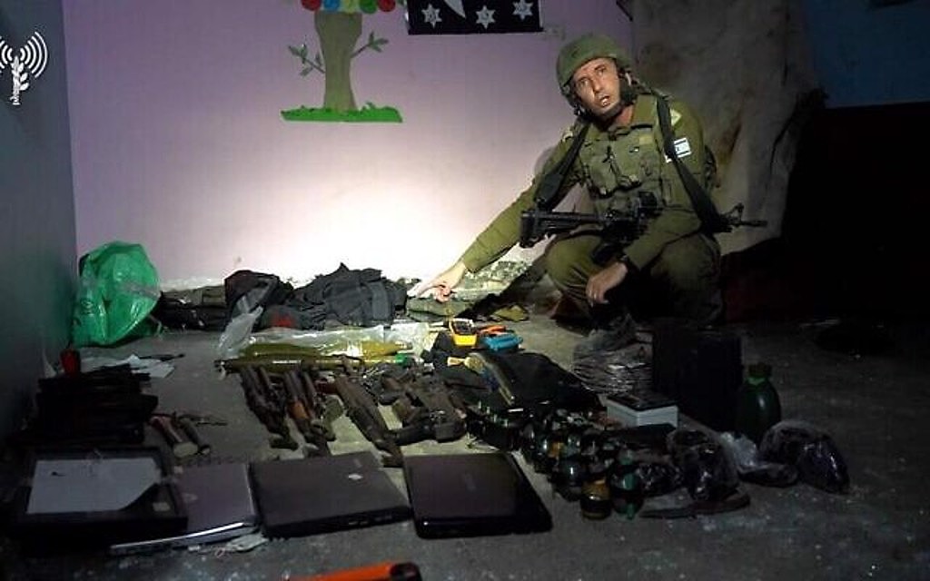 以色列佔领一所儿童医院，展示哈玛斯藏匿的地下通道与武器（组图） - 1