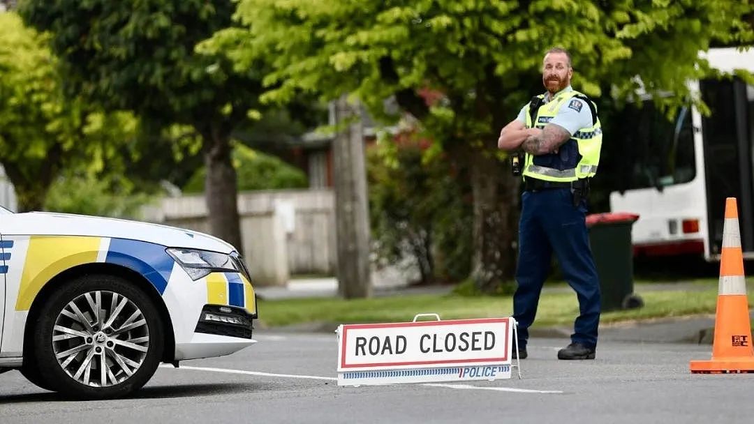 警惕！新西兰病例猛增，养老院爆发被封；新西兰移民和人员流失都创纪录，7万人离开；突发肇事逃逸，出动约60名警察（组图） - 2