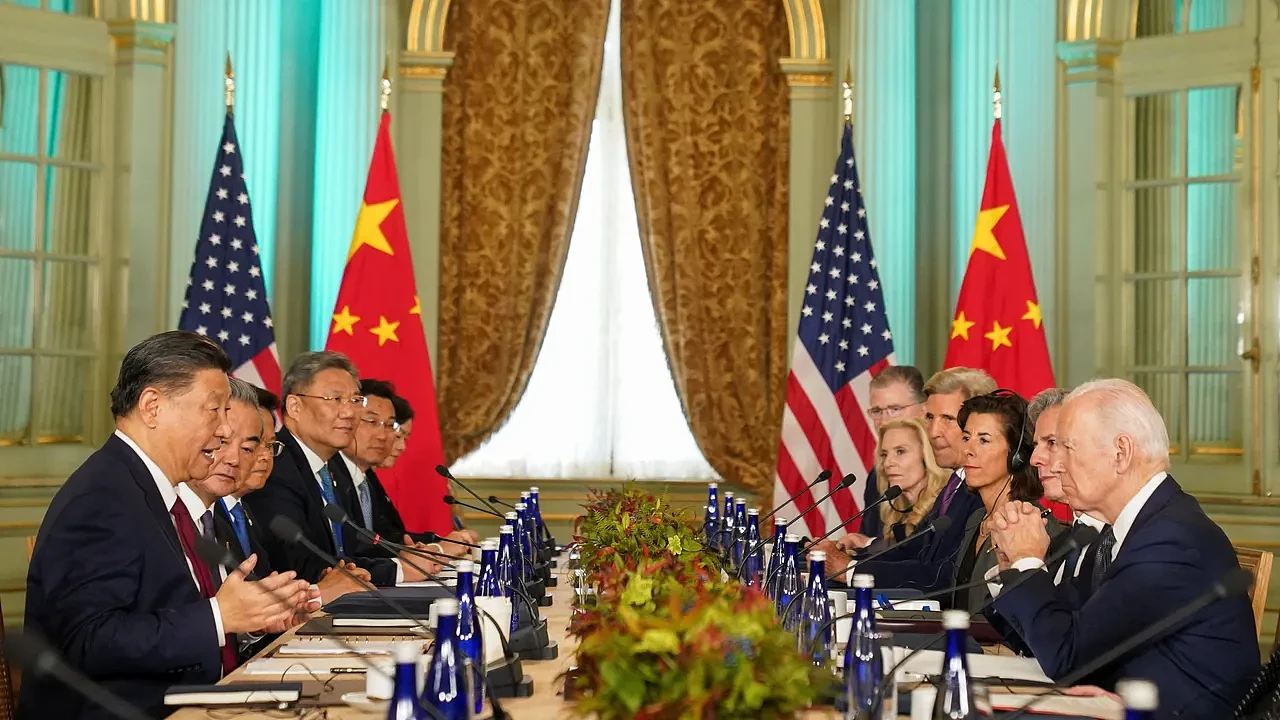 美国总统拜登（右一）与中国国家主席习近平（左一）率领团队展开会谈。路透社
