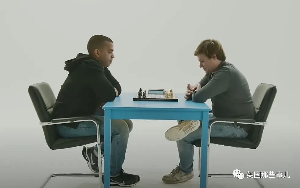 用“振动玩具”真能作弊战胜国际象棋大师？两个小哥决定亲自尝试一下…（组图） - 15
