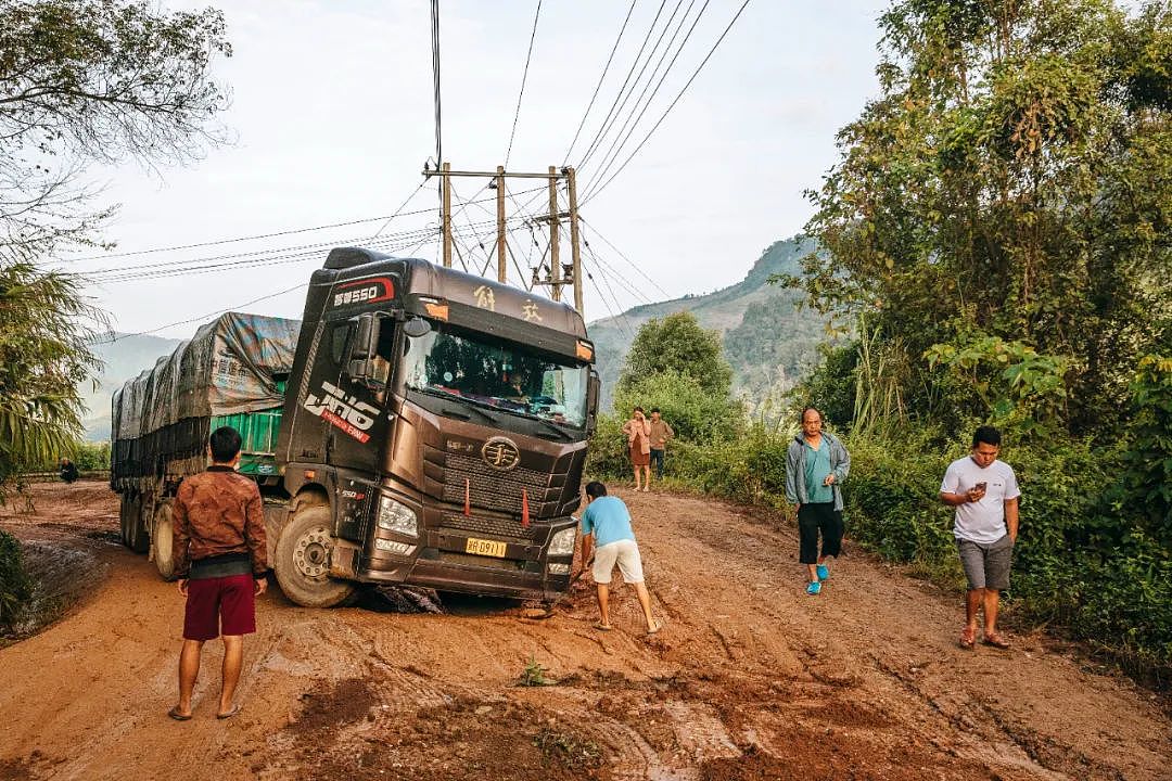 翻越老挝“土匪山”：卡车司机的艰险跨境之旅（组图） - 11