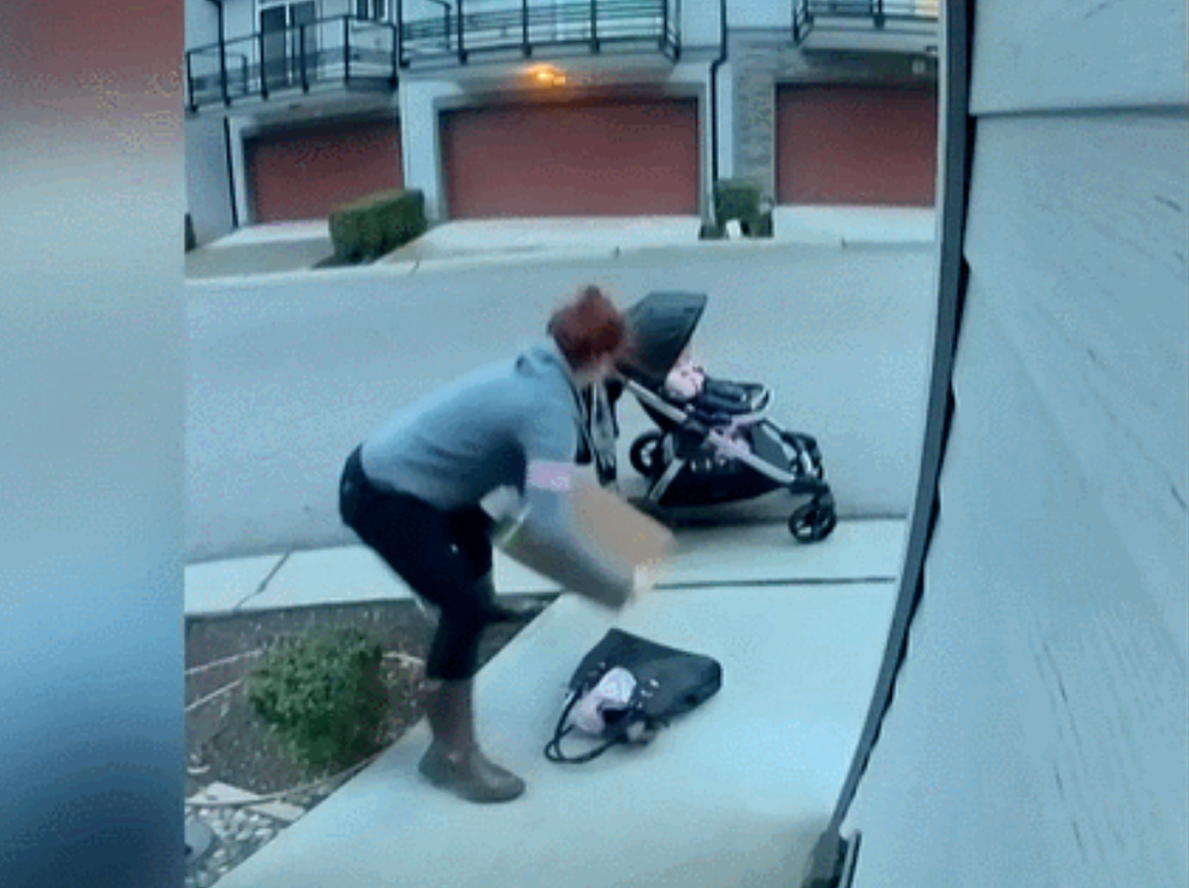 快看，你的包裹就是这么丢的！女子推婴儿车遛娃，顺带一波神操作…（组图） - 3