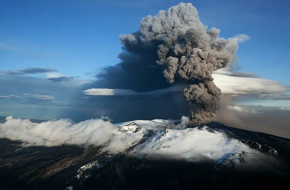 火山岩浆接近，随时喷发！ 大地狂震小镇被撕成两半，华人家墙裂开！ 当局： 警笛响立马逃（组图） - 1