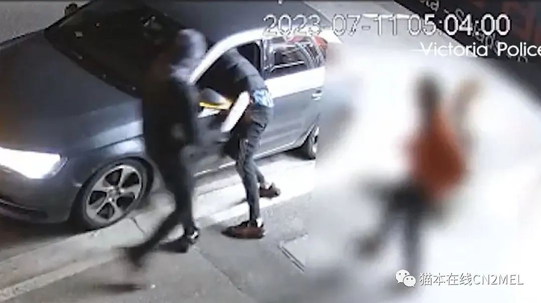 墨尔本街头两男子随机武装抢劫，驾驶员不从抵抗结果遭砍伤（视频/组图） - 1