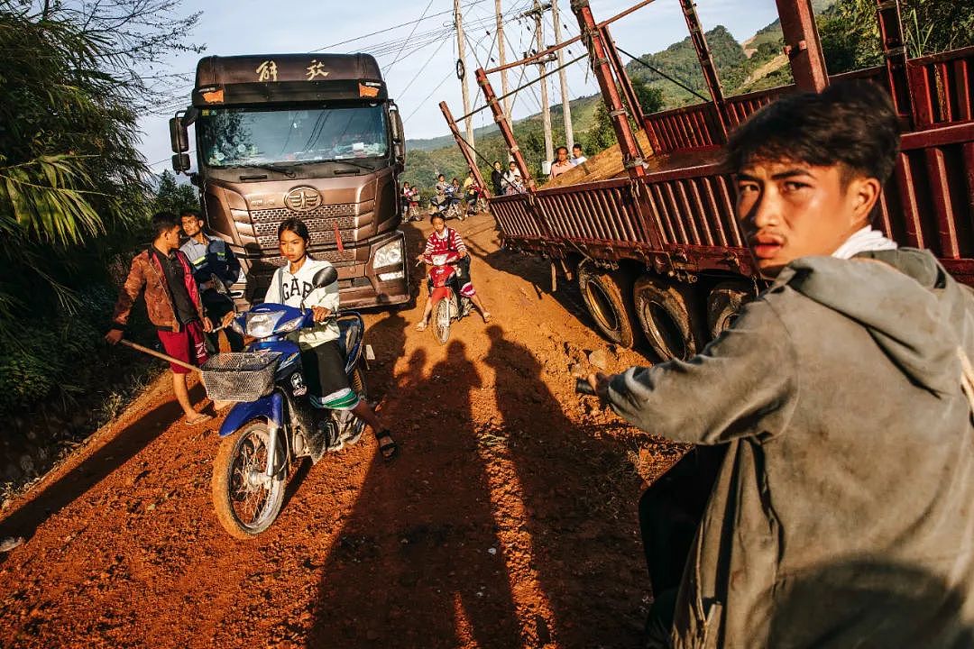 翻越老挝“土匪山”：卡车司机的艰险跨境之旅（组图） - 4