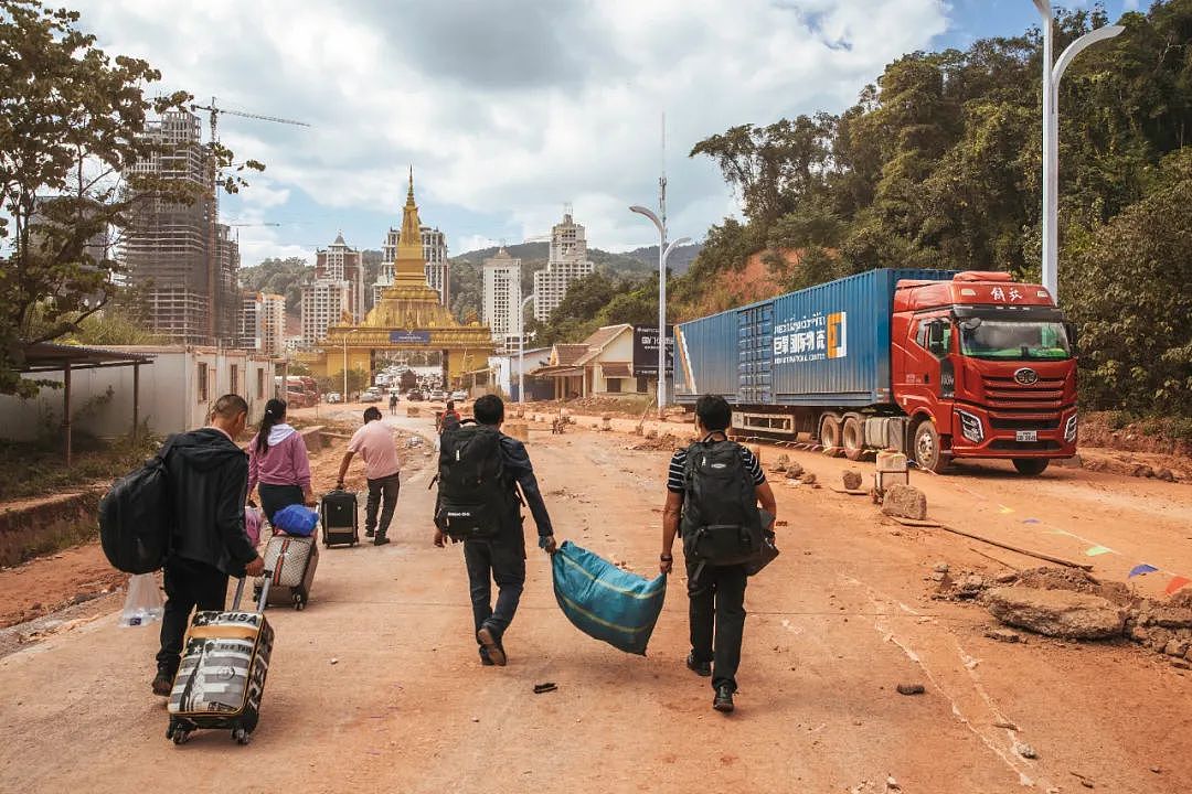 翻越老挝“土匪山”：卡车司机的艰险跨境之旅（组图） - 2