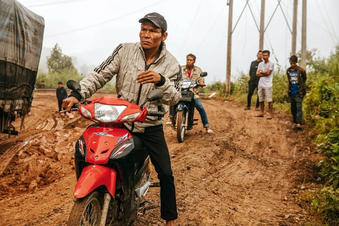 翻越老挝“土匪山”：卡车司机的艰险跨境之旅（组图） - 12